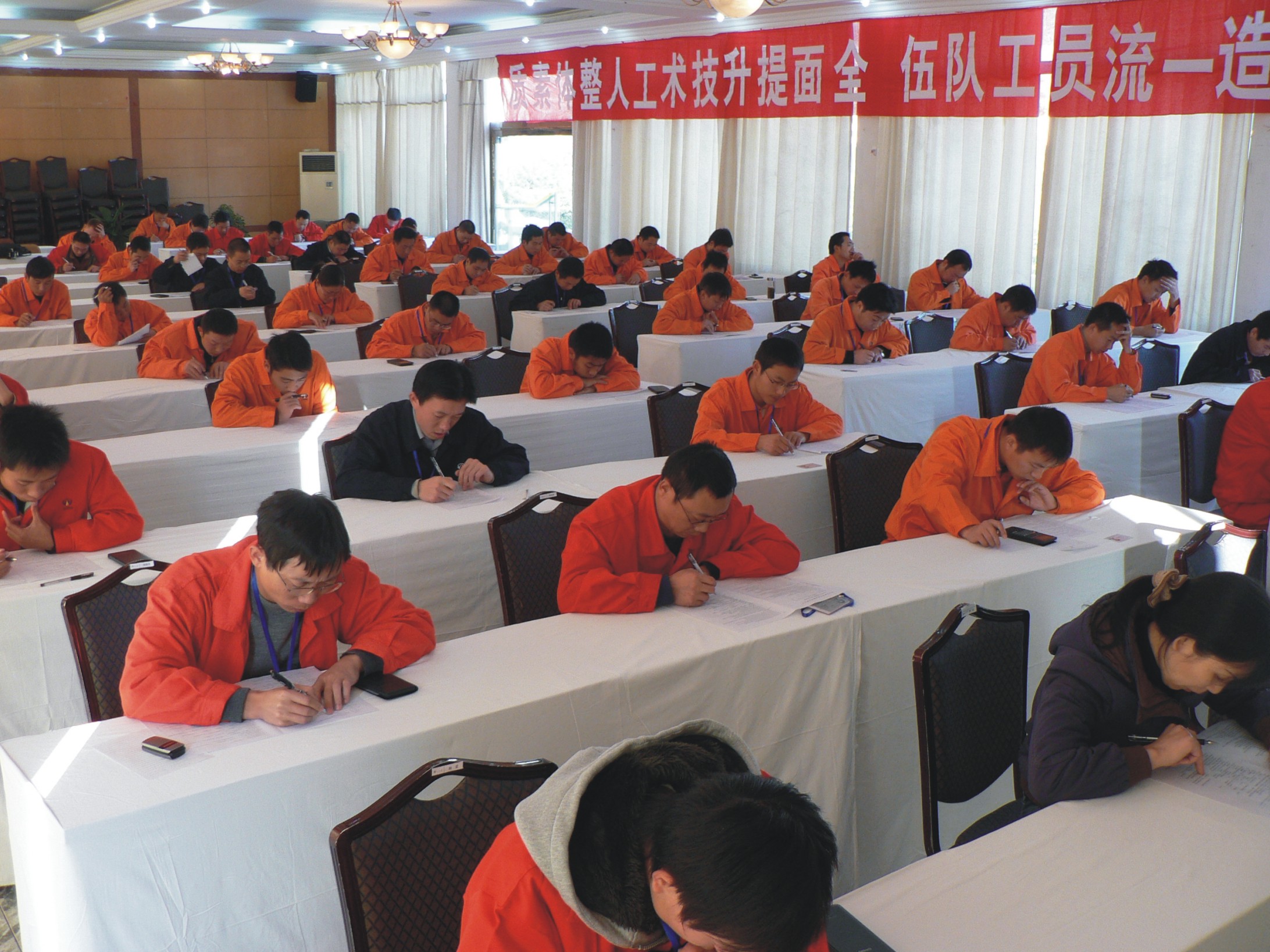 開展工人技術(shù)比武活動.jpg