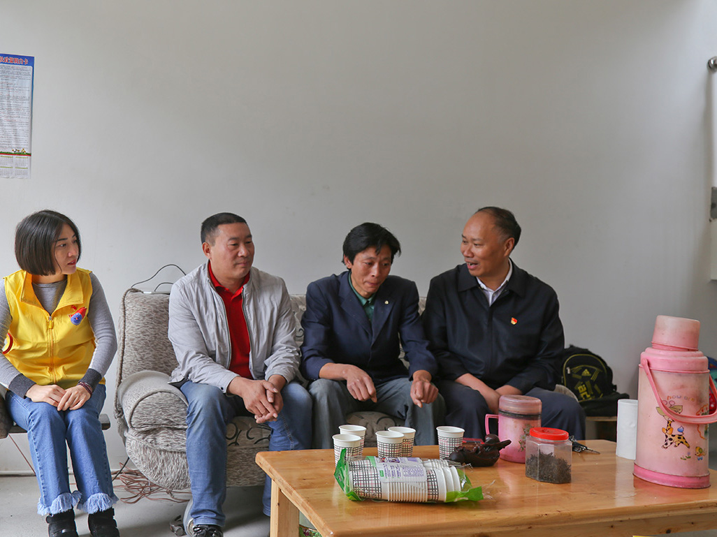 集團(tuán)、股份黨委副書記、紀(jì)委書記黃洪華深入貧困戶家中慰問