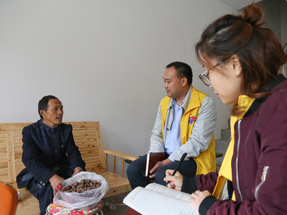 集團(tuán)機(jī)關(guān)黨總支黨員干部慰問貧困戶