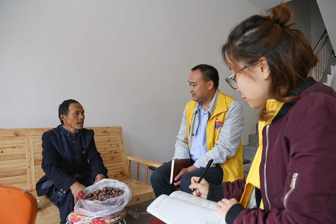 4集團機關黨總支黨員干部慰問貧困戶.jpg
