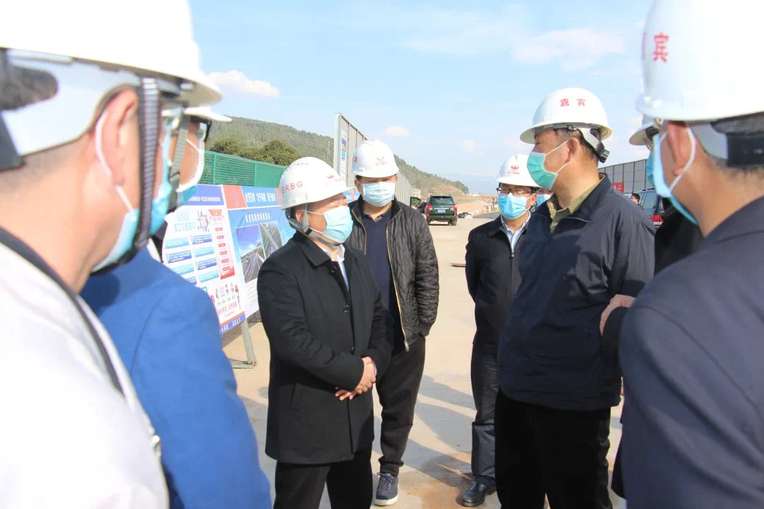 四川路橋下屬怡達公司復工戰(zhàn)“疫”工作獲省委常委曲木史哈點贊