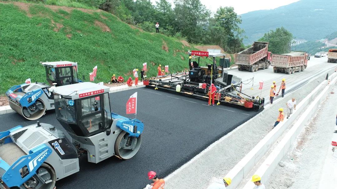 四川路橋鎮(zhèn)廣高速 A-LM2項目首次采用自動化攤壓施工瀝青混凝土下面層