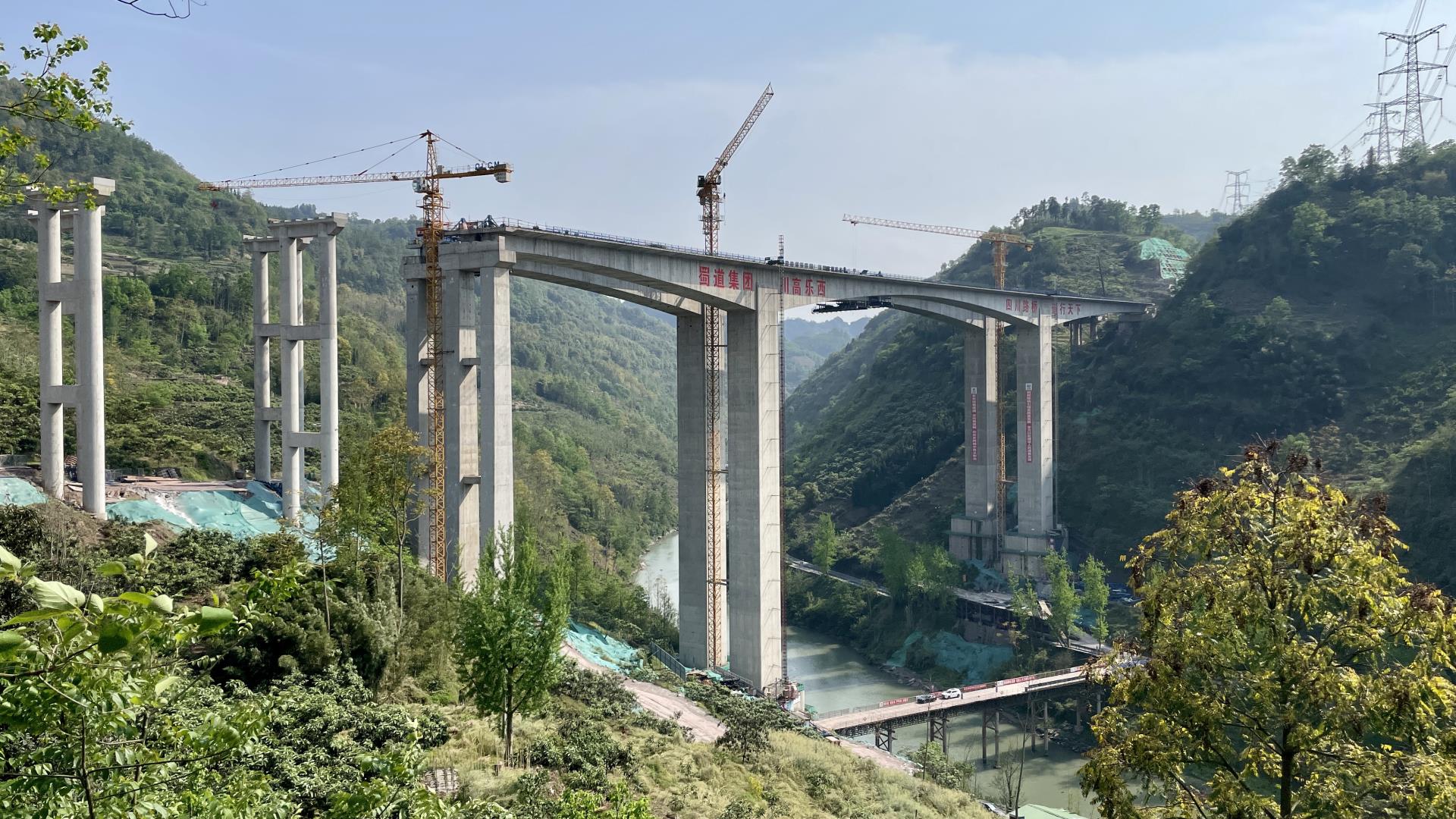 【奮進(jìn)正當(dāng)時(shí)】樂西高速建設(shè)馬邊河大橋雙幅順利合龍