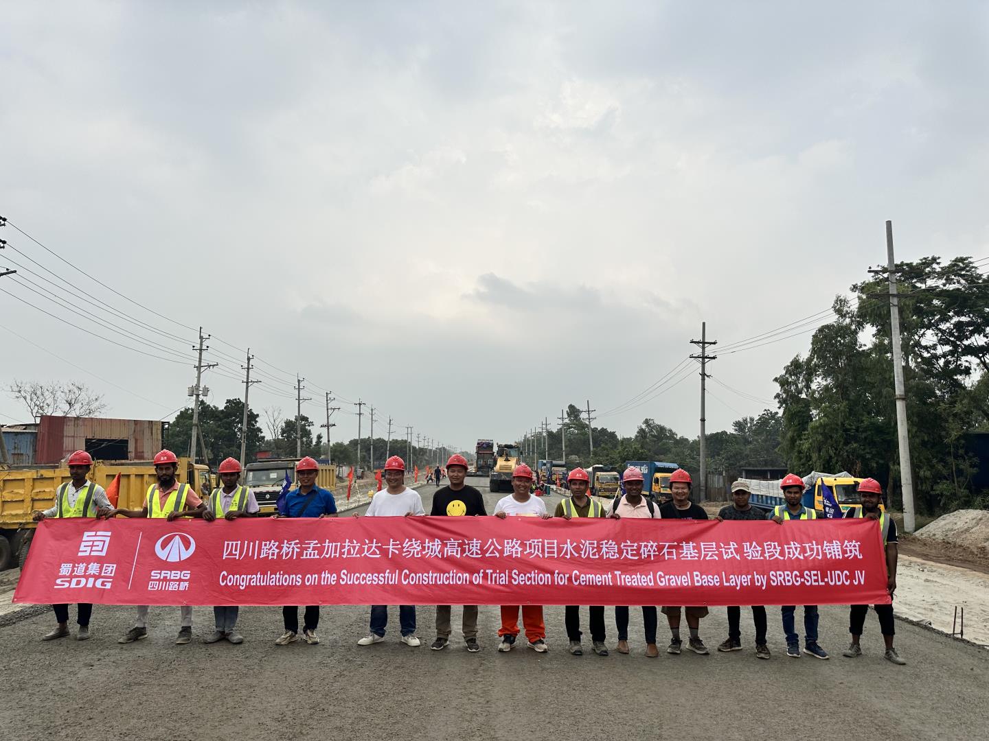 2023.5.16孟加拉達(dá)卡繞城高速公路路面碎石基層鋪筑1.jpg