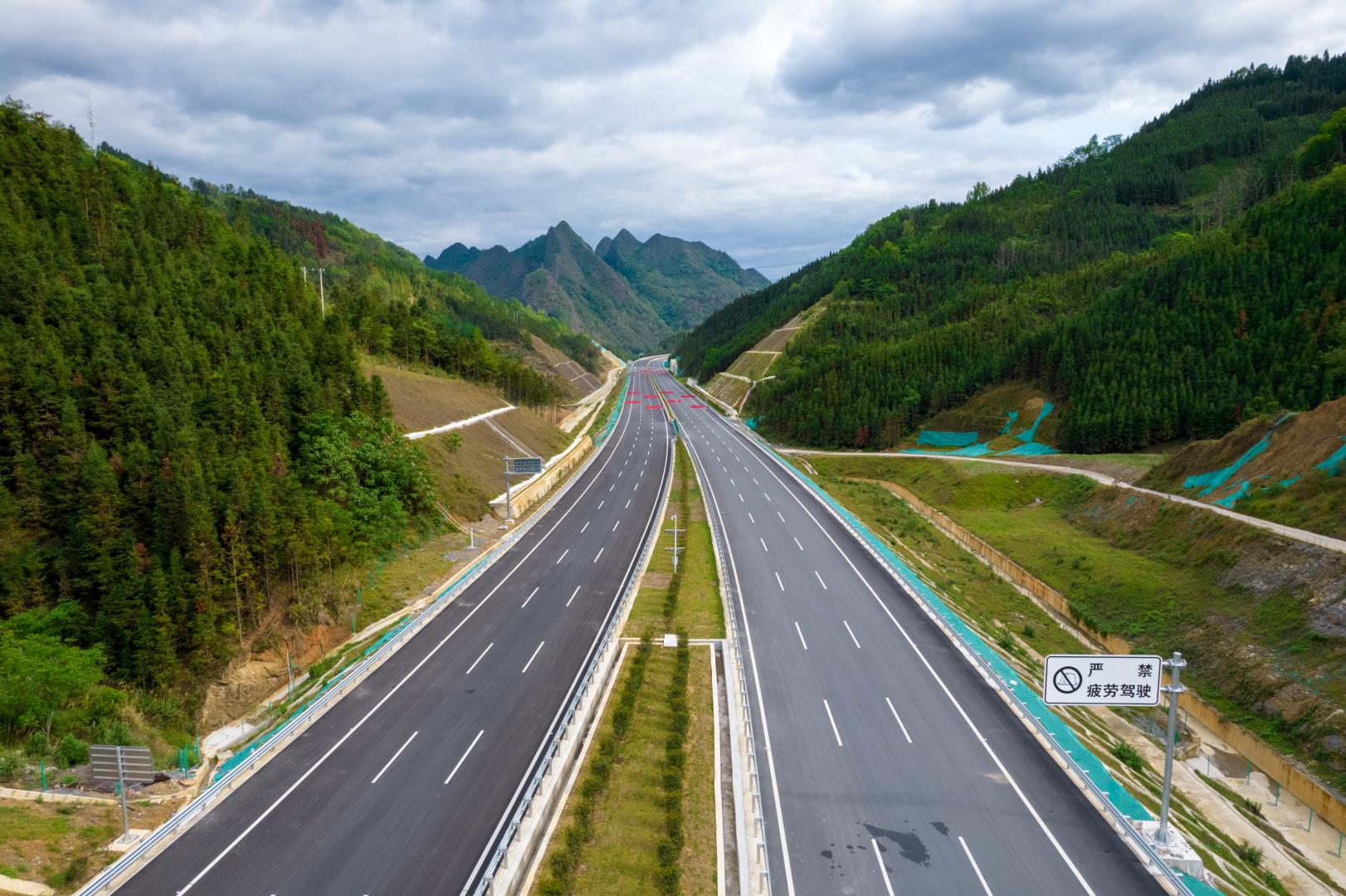 喜報(bào)丨公路三分公司承建廣西平天項(xiàng)目榮獲“廣西建設(shè)工程優(yōu)質(zhì)結(jié)構(gòu)獎(jiǎng)”