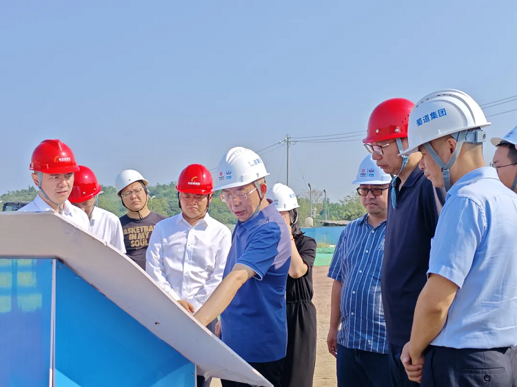 四川省住房和城鄉(xiāng)建設(shè)廳黨組成員、副廳長葉長春帶隊(duì)赴路橋集團(tuán)公路二分公司機(jī)場排水項(xiàng)目開展調(diào)研