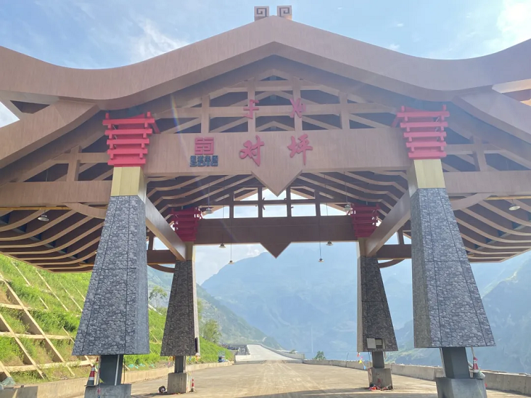 項(xiàng)目動(dòng)態(tài) | G4216線金寧段對坪收費(fèi)站收費(fèi)大棚順利建成