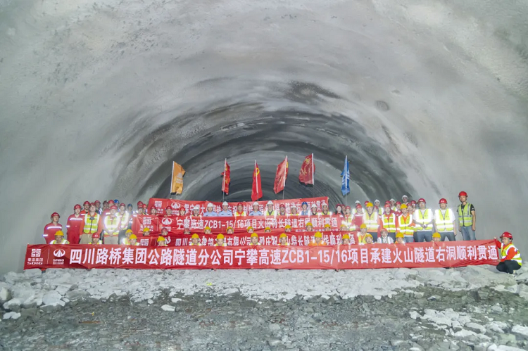 項(xiàng)目動(dòng)態(tài) | 宜攀高速火山隧道右洞貫通