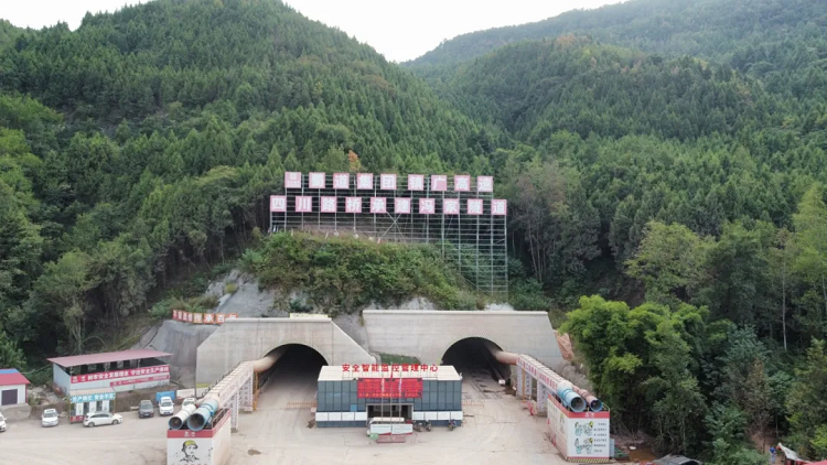 奮戰(zhàn)四季度⑥丨鎮(zhèn)廣C7項(xiàng)目馮家隧道左洞順利貫通
