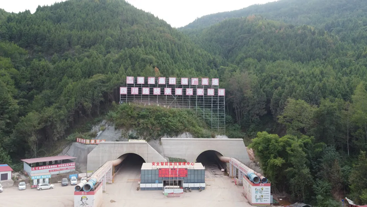 奮戰(zhàn)四季度⑨ | 鎮(zhèn)廣高速C7項(xiàng)目馮家隧道順利貫通