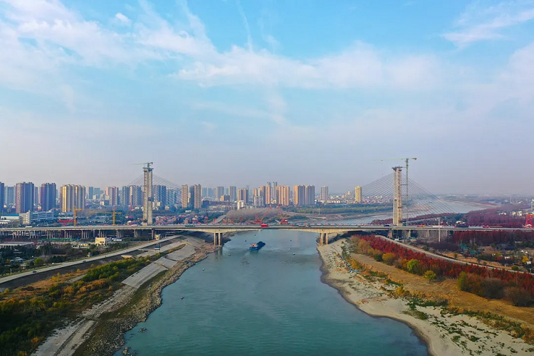 奮戰(zhàn)四季度? | 川橋飛越漢江水，暢通南北大動脈 ——京港澳高速公路湖北段擴容改造項目漢江特大橋順利合龍